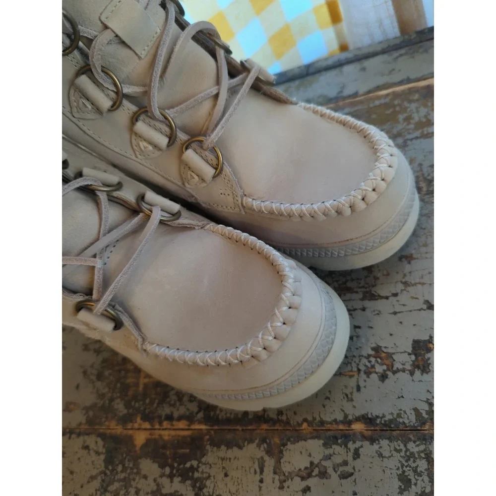 Manitobah Mukluks Waterproof Pacific Winter Boots V2 Womens Size 6 Oat Shearling